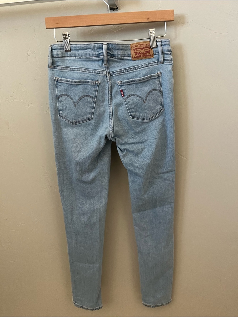 Levi's Women's Light Blue Mid-Rise 711 Skinny Jeans Waist Size 26